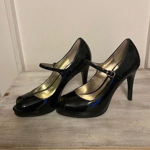 GUESS PATENT PEEP TOE